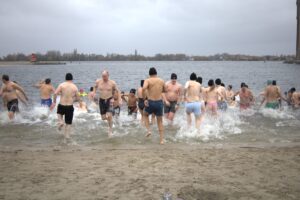 Bikkels trotseren kou tijdens sfeervolle Nieuwjaarsduik in Aalsmeer 4 IMG 14652
