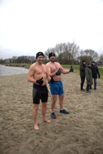 Bikkels trotseren kou tijdens sfeervolle Nieuwjaarsduik in Aalsmeer 6 IMG 14882