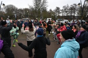 Bikkels trotseren kou tijdens sfeervolle Nieuwjaarsduik in Aalsmeer 2 Warming up Fitness Aalsmeer