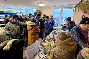 Bikkels trotseren kou tijdens sfeervolle Nieuwjaarsduik in Aalsmeer 7 koek en zopie 1