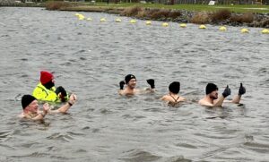 Bikkels trotseren kou tijdens sfeervolle Nieuwjaarsduik in Aalsmeer 5 koudwater gewenning