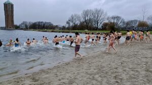 Bikkels trotseren kou tijdens sfeervolle Nieuwjaarsduik in Aalsmeer 3 nieuwjaarsduik 2026