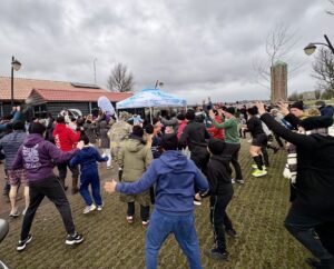 Bikkels trotseren kou tijdens sfeervolle Nieuwjaarsduik in Aalsmeer 1 warming up